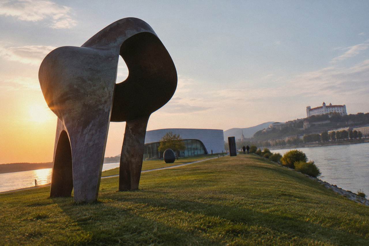 Modern art museum building on a peninsula surrounded by the Danube river